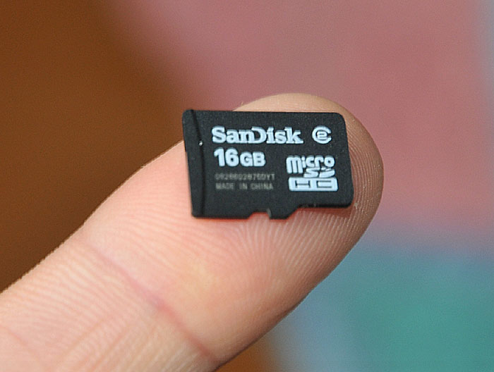 Una MicroSD da 16 GB, nel suo ruolo "digitale!" :-)))