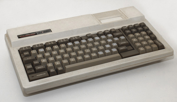 l padre di tutti gli MSX è stato lo Spectravideo SV-328 che ha ispirato Kazuhiko Nishi nella definizione dello standard. Non era compatibile MSX (né poteva esserlo in quanto precedente alla standardizzazione) ma con qualche scorciatoia hacker poteva quasi diventarlo. Immagine_inline