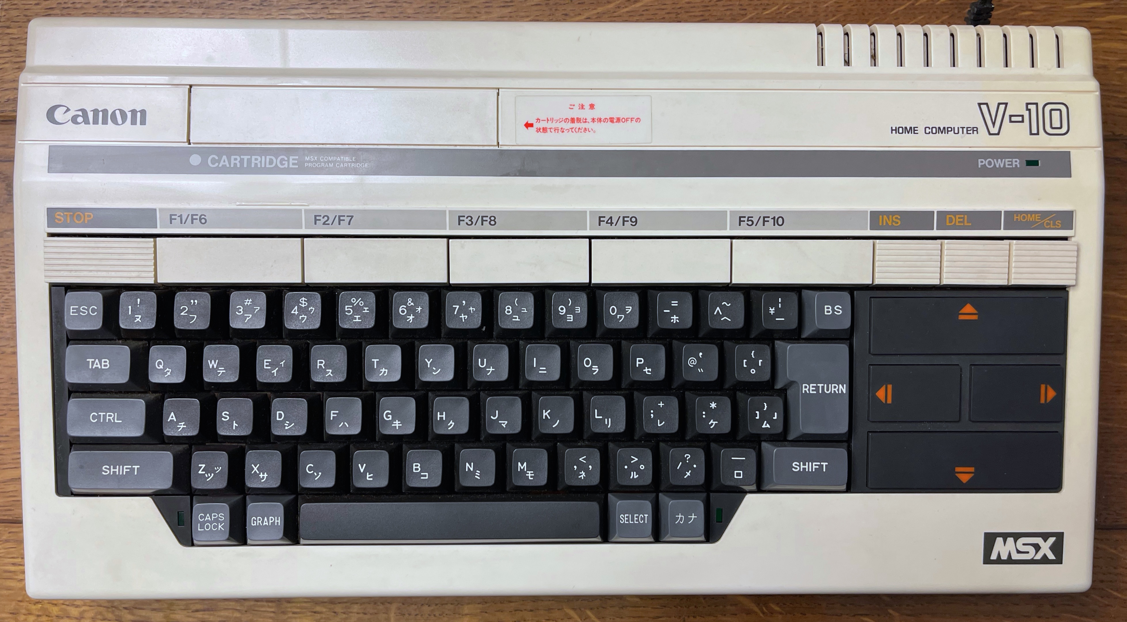 Il Canon V-10 è il primo computer MSX rilasciato da Canon. Immagine_inline